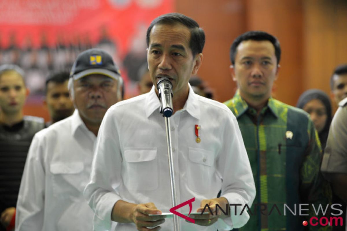 Presiden Jokowi jenguk korban gempa di tenda kesehatan