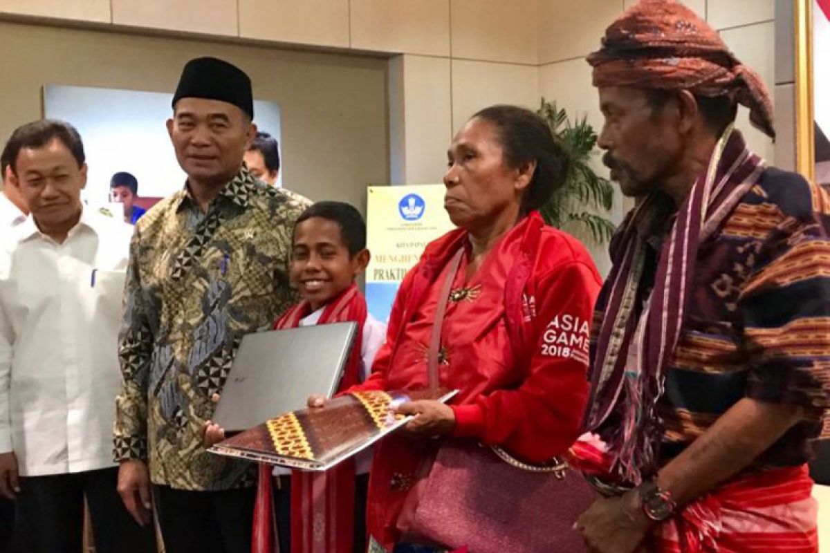 Joni Gala dapat rumah dan sepeda dari Presiden