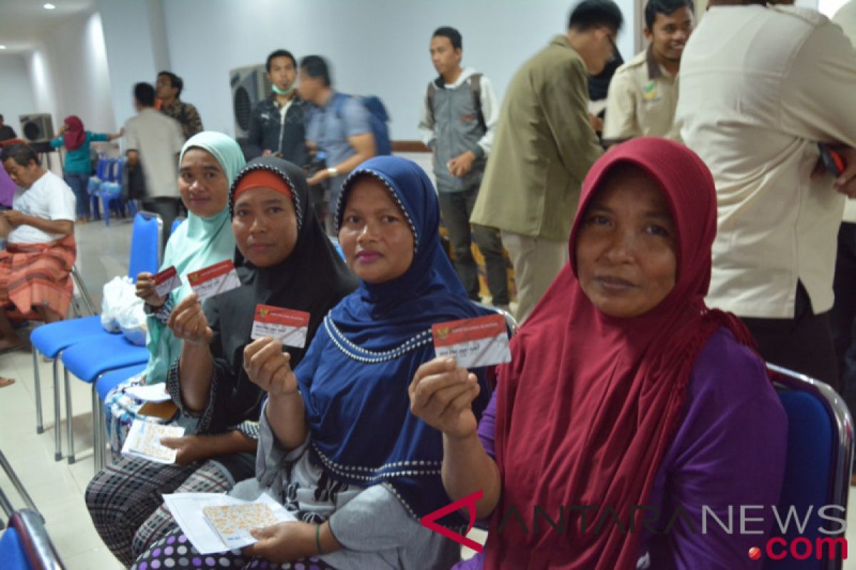 Tasni, penerima bansos sukses usaha minyak nilam