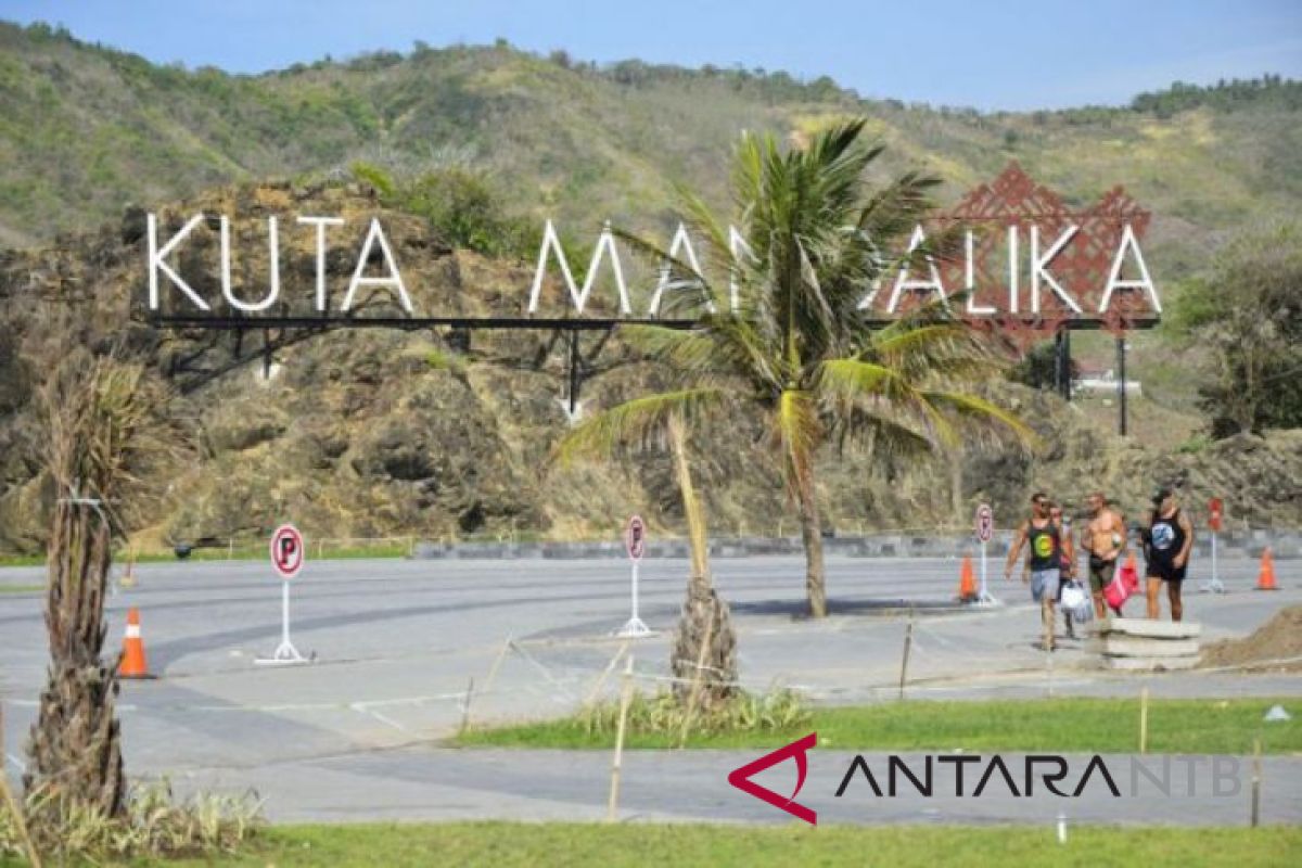 Pengunjung Kuta terganggu ketika bersantai di pantai