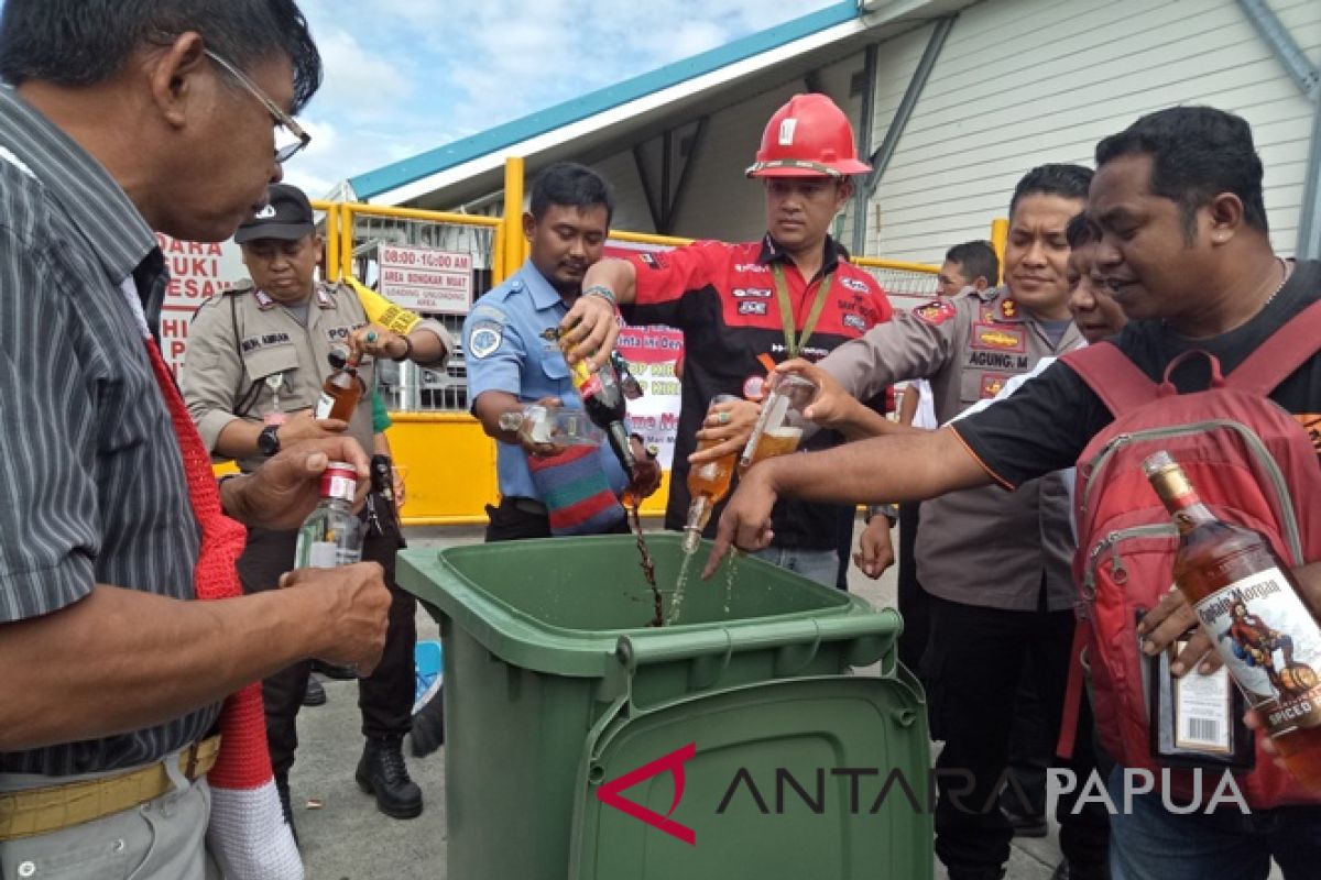 Polisi perketat pengawasan minuman beralkohol di Bandara Timika