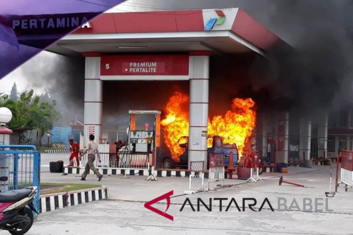 Petugas padamkan mobil terbakar di SPBU Pangkalpinang