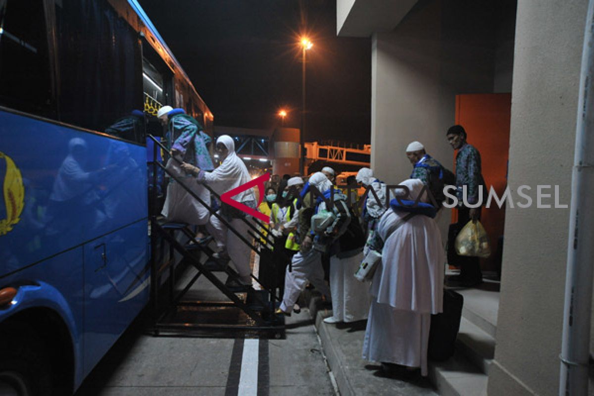 Kedatangan jamaah haji kloter 5 tertunda