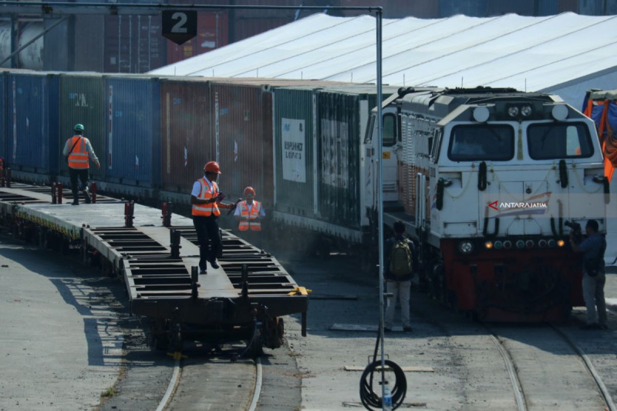 Memajukan kereta logistik jadi tantangan Dirut baru PT KAI