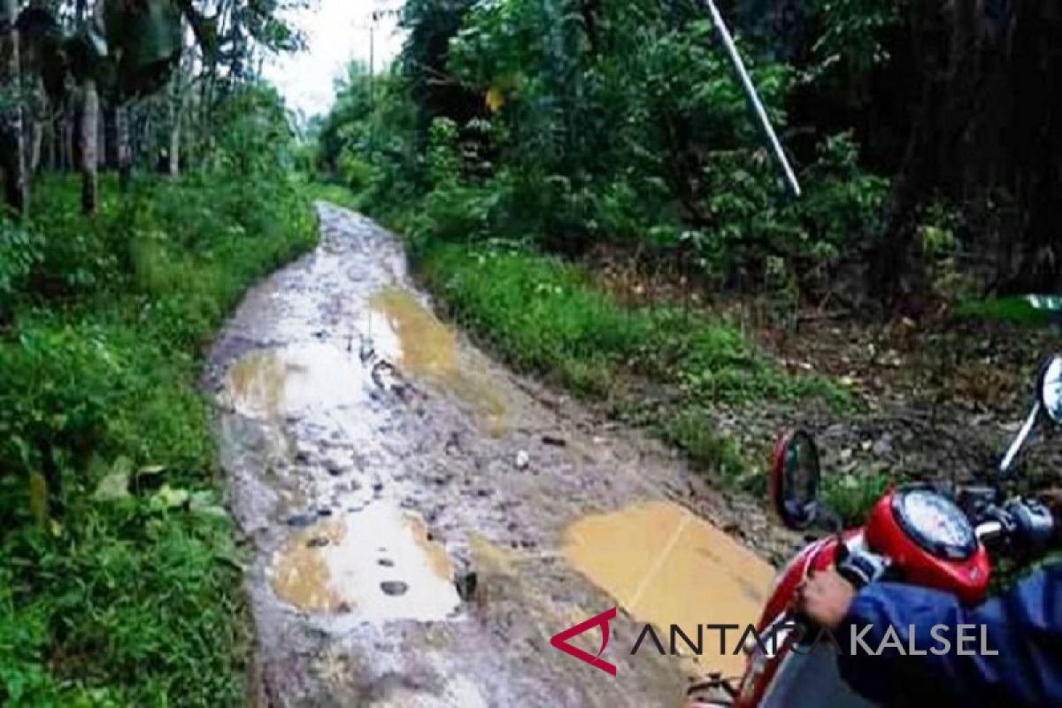 Warga Kecamatan Halong diminta bersabar terkait prioritas pembangunan