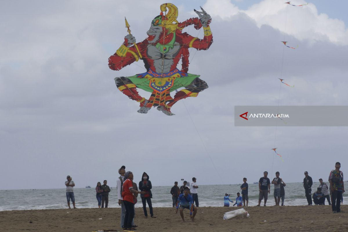 Lomba Layang-layang Kreasi di Pantai Bayeman Meriah