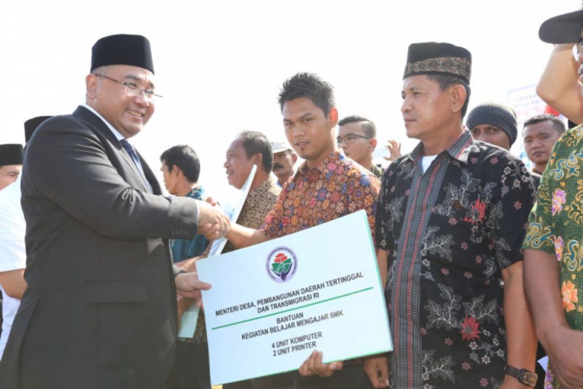 Mendes PDTT serahkan bantuan pengembangan daerah di Bengkulu