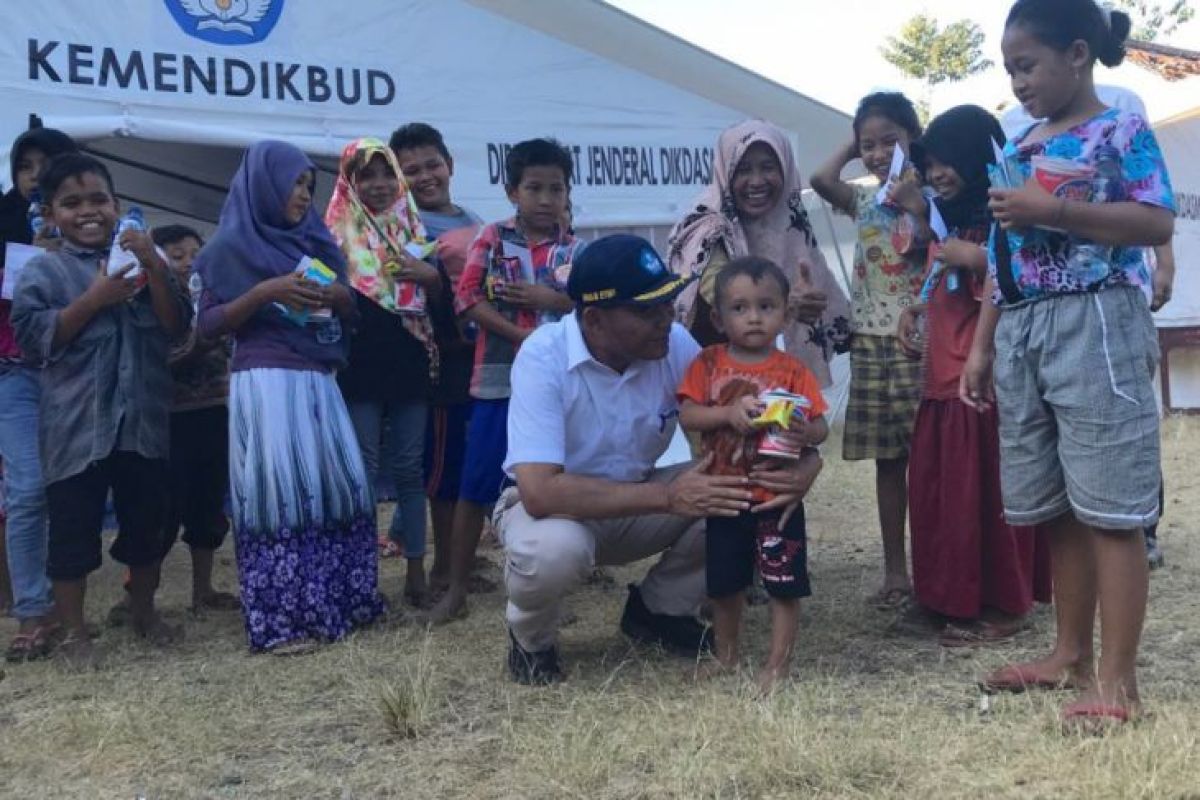 Membawa anak-anak kembali ke sekolah setelah gempa