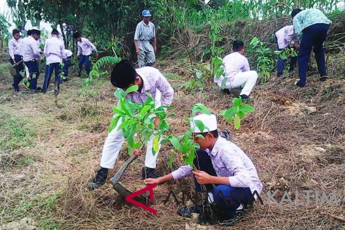 MTs Samarinda bantu restorasi Sungai Karang Mumus