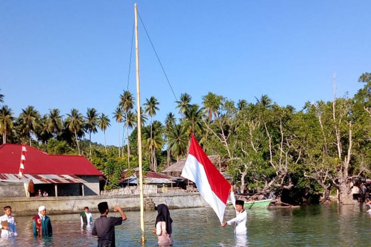 Santri Alkhairaat Poso upacara HUT Kemerdekaan di dalam laut