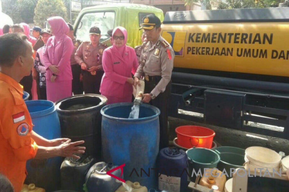 Polres turunkan water canon salurkan air bersih