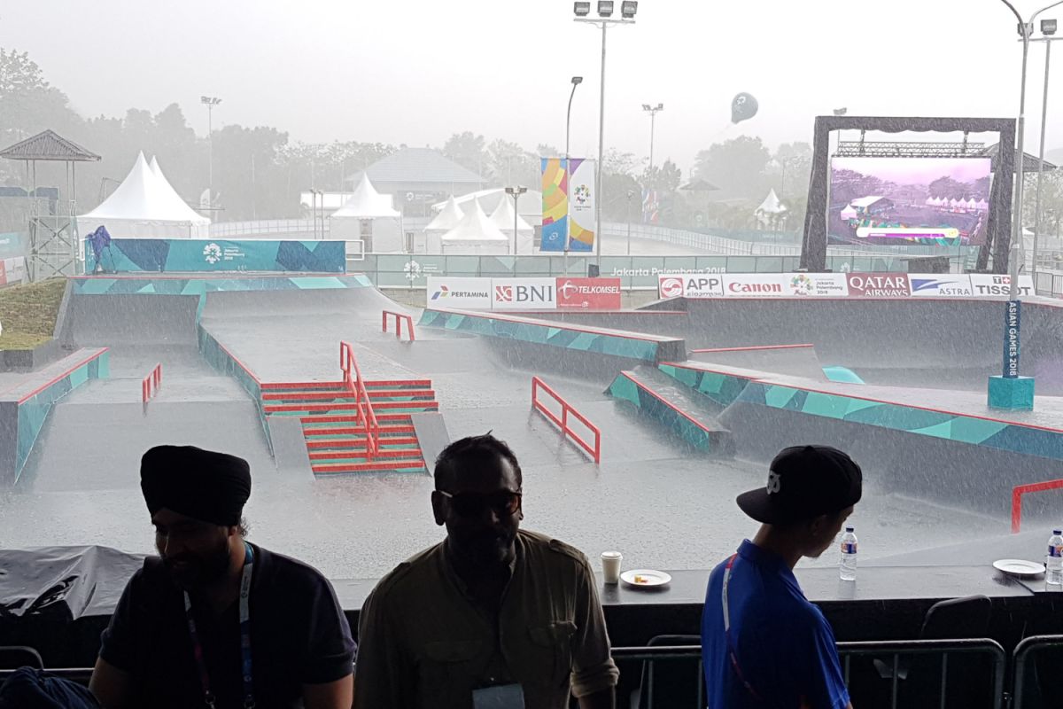 Pertandingan kualifikasi Skateboard dua kali terhenti karena hujan