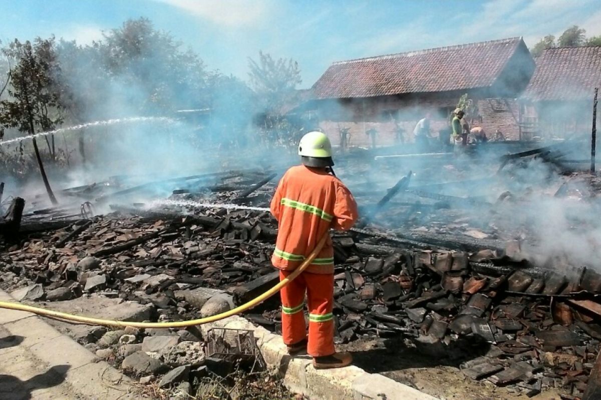Rumah dan Lima Ekor Hewan Kurban di  Ngawi Terbakar