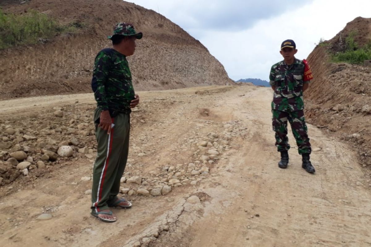 Dansatgas TMMD Tinjau Kondisi Pembangunan Jalan Penghubung Desa