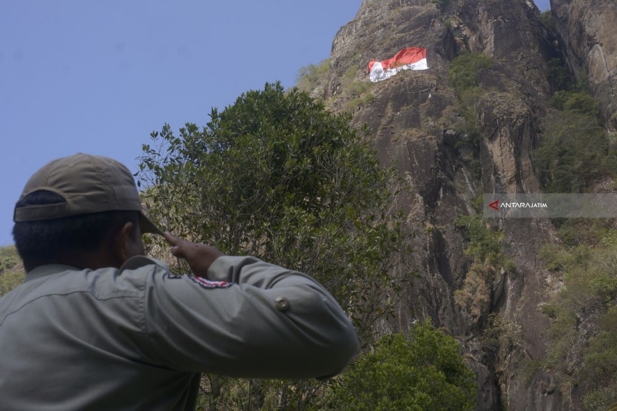 Wabup Arifin Pimpin Upacara Bendera di Gunung Sepikul