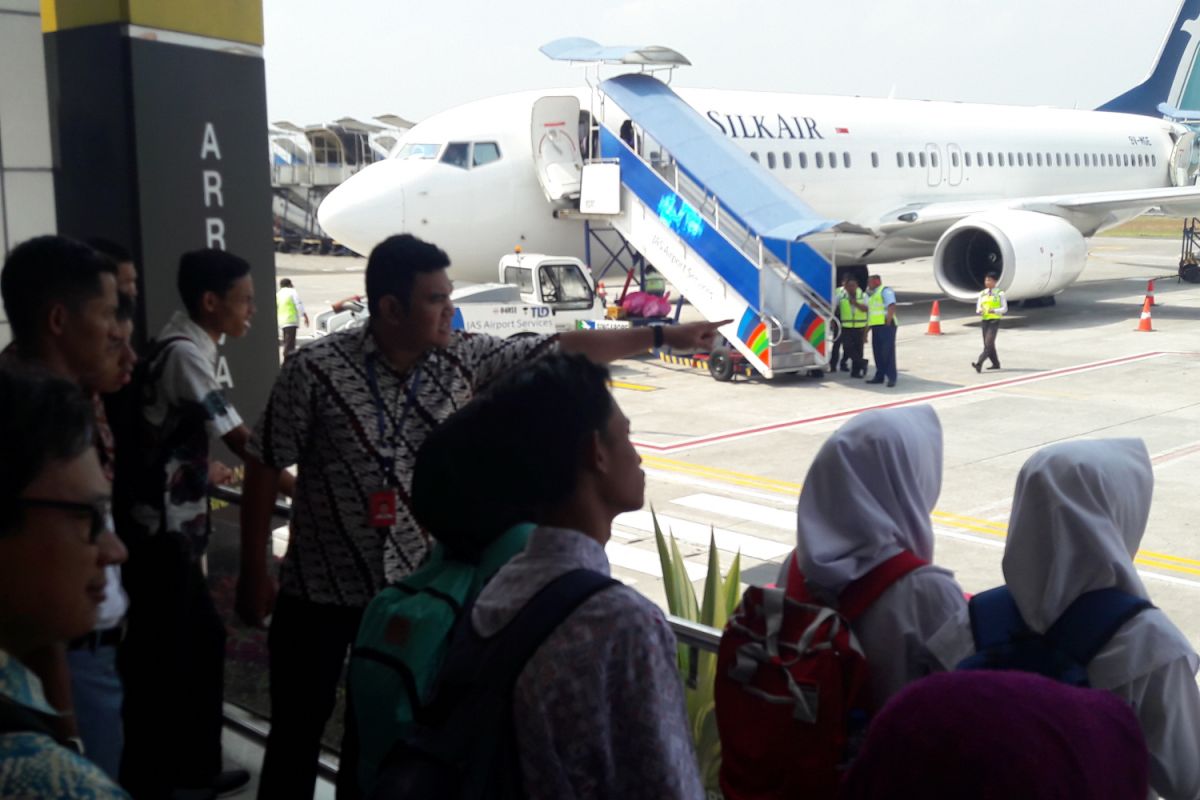 BUMN HADIR- Siswa  SMN Yogyakarta mengunjungi Bandara  Adisutjipto (Video)