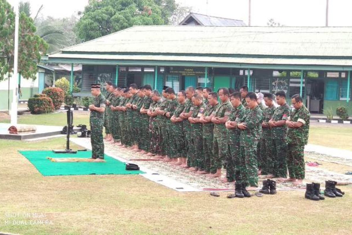 Anggota Kodim Sanggau sholat minta hujan