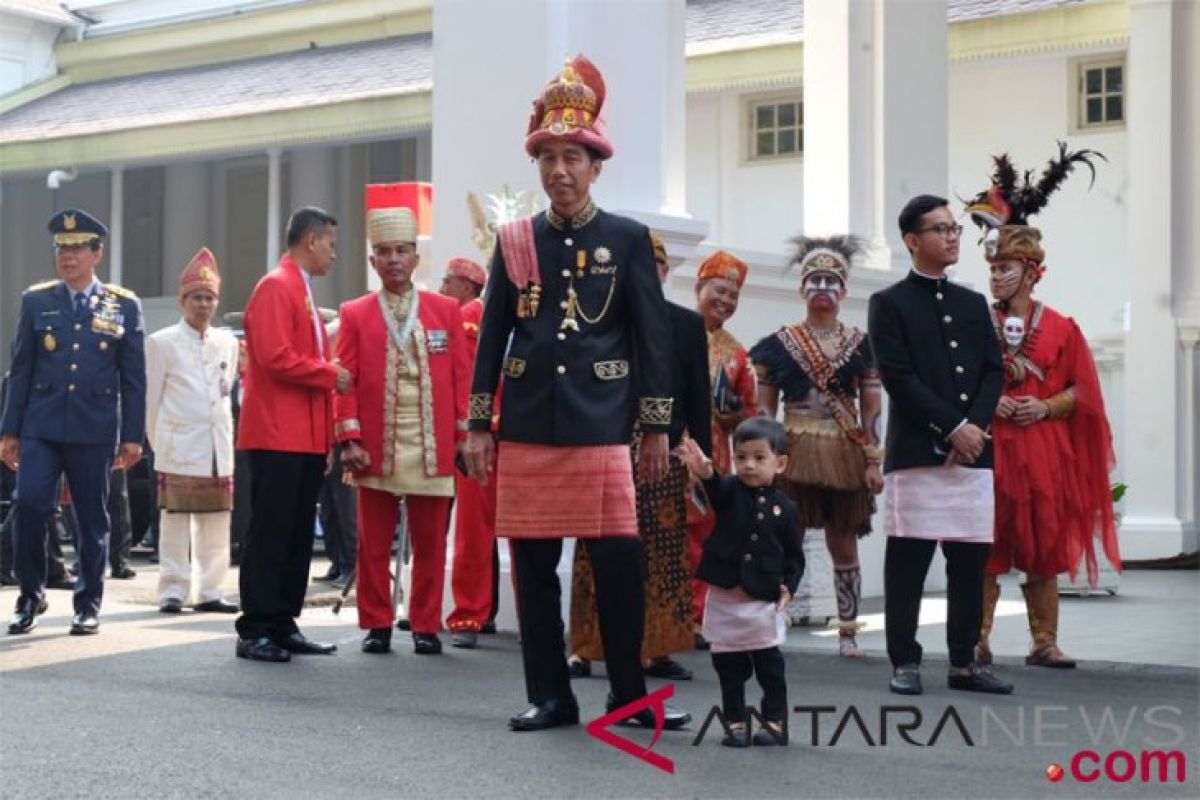 Presiden kenakan busana adat Aceh dalam upacara perayaan HUT ke-73 RI