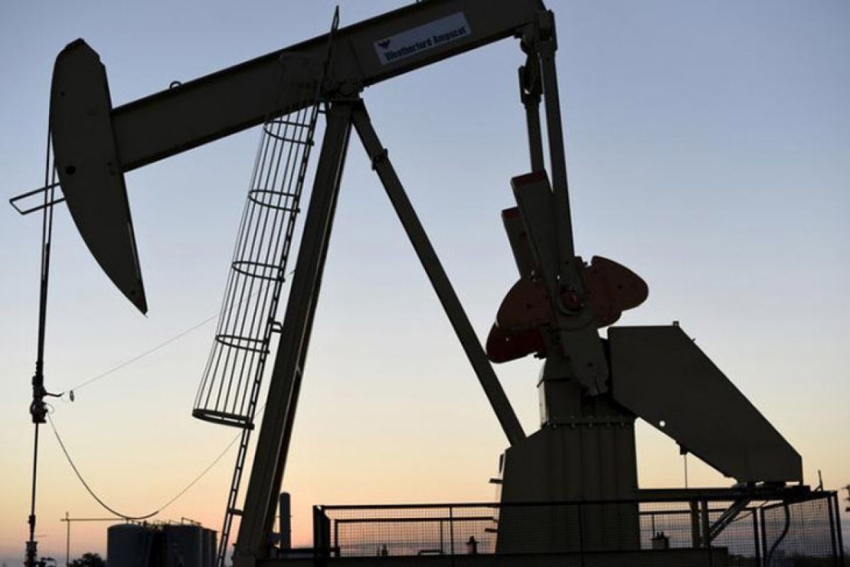 Harga minyak naik hampir dua persen ditopang penurunan stok AS