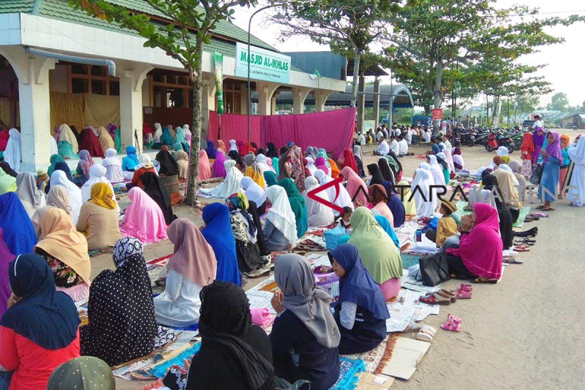 Puluhan umat Islam Palangka Raya salat Idul Adha hingga ke jalan raya