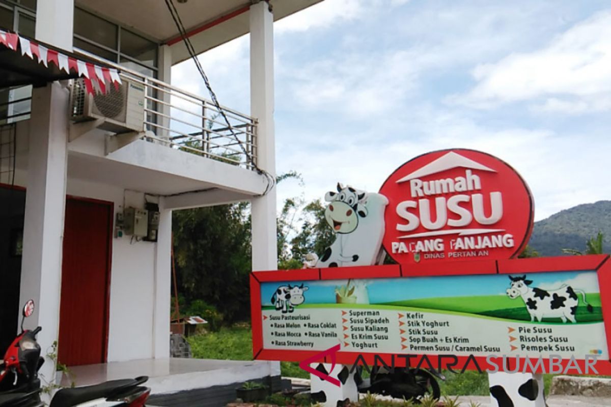 Menikmati produk olahan susu di Rumah Susu