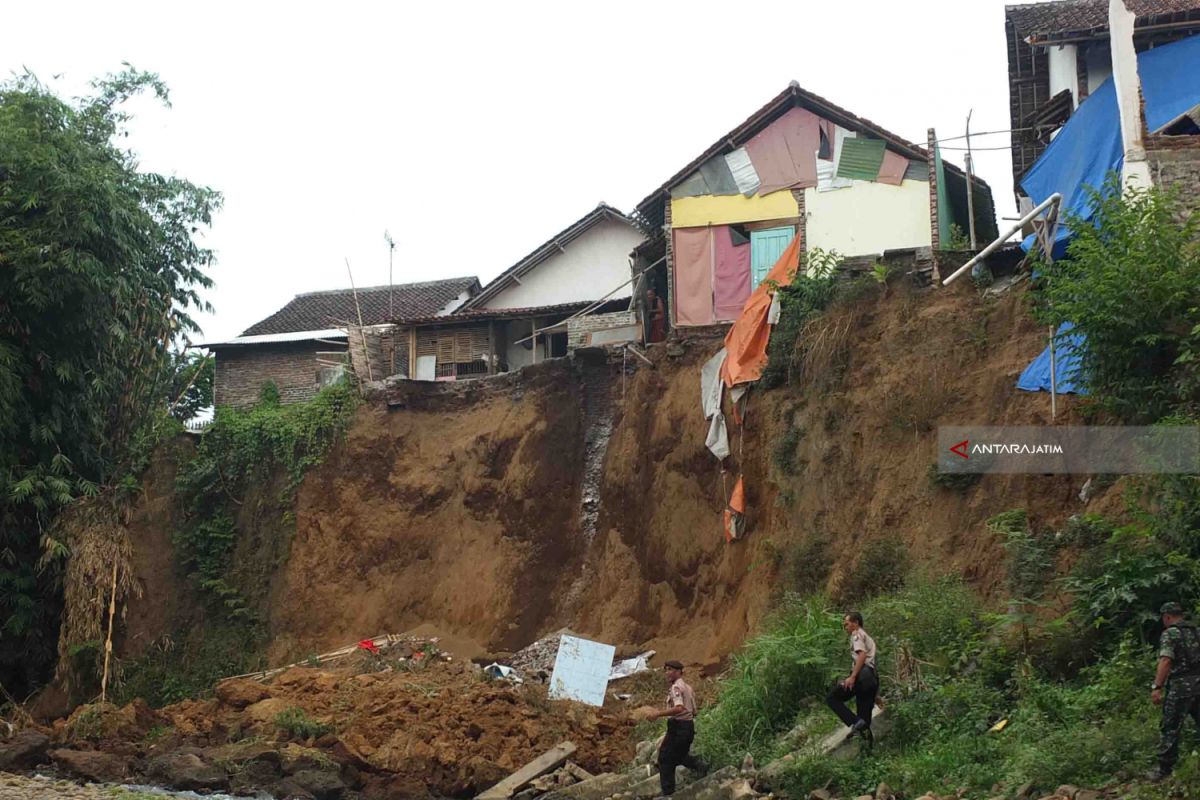 Empat Rumah Warga di Jember Rusak Akibat Longsor