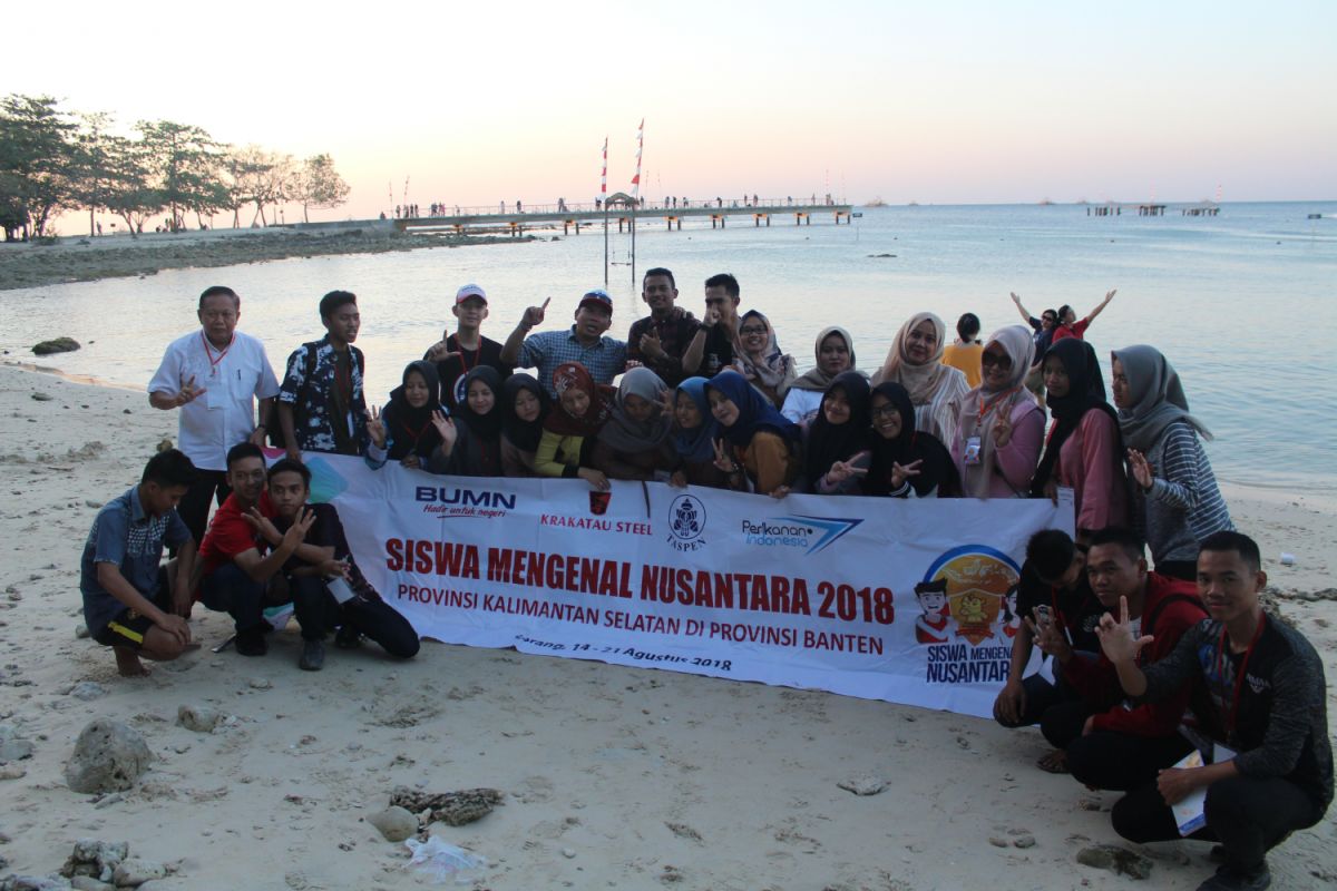 BUMN Hadir - Siswa Kalsel Peserta SMN Terpukau Keindahan Pantai Tanjung Lesung