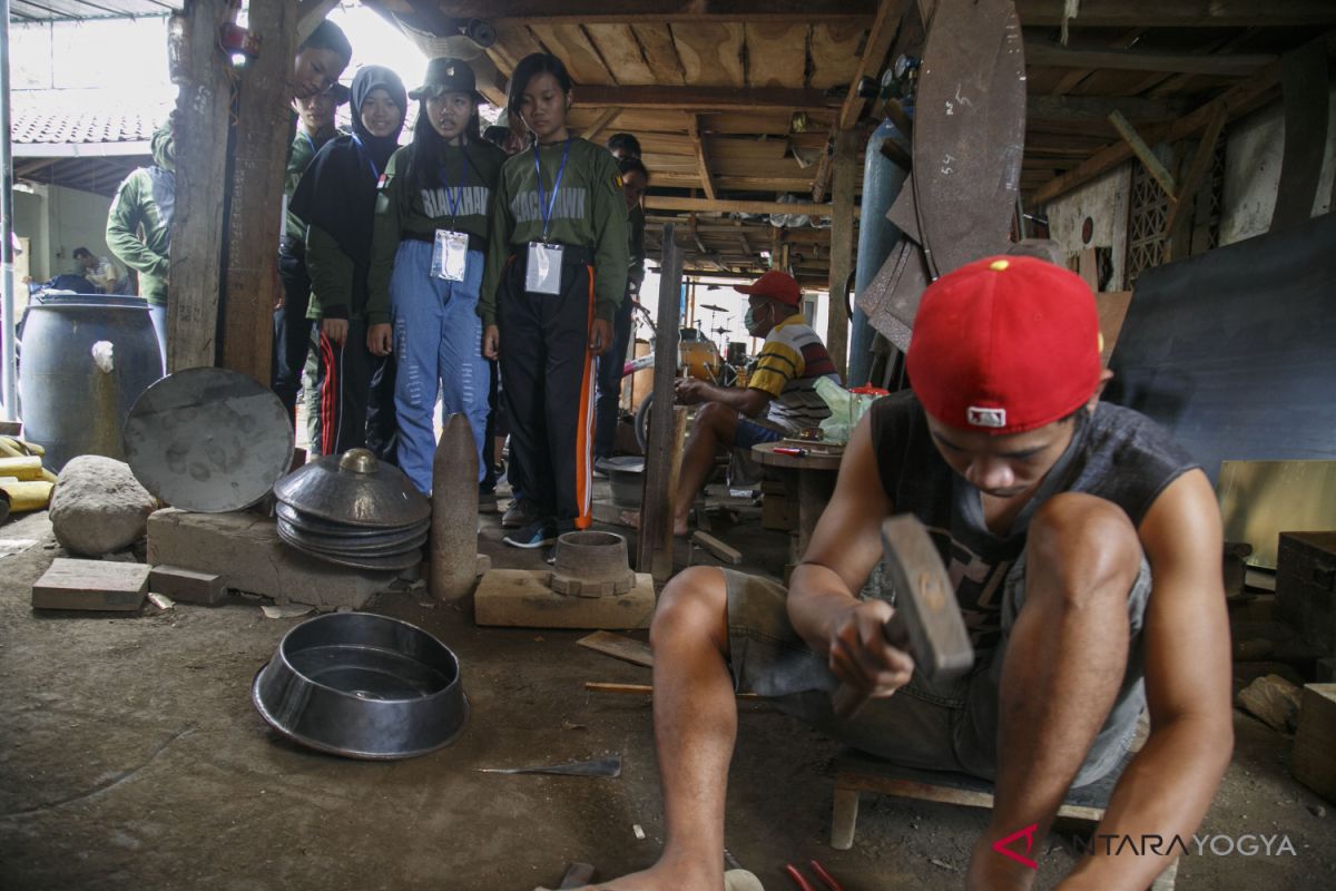 BUMN HADIR - SMN Kalteng melihat proses pembuatan gamelan (Video)