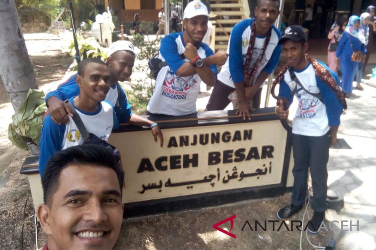 Siswa SMN Papua hibur pengunjung anjungan Aceh