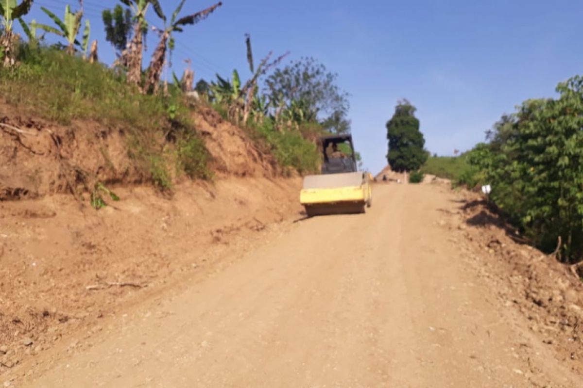 Satgas TMMD Terus Timbun Jalan Desa Yang Rusak