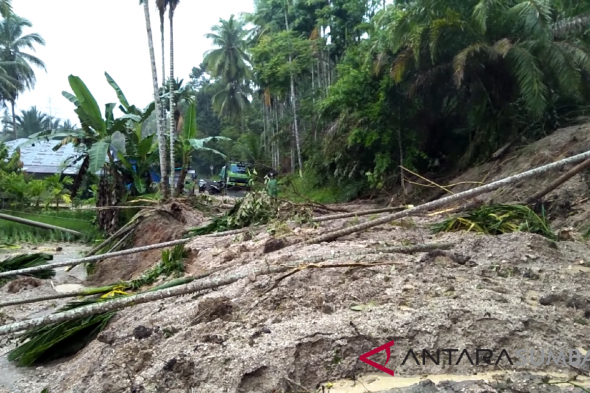 Longsor di Sungai Limau, jalan Padang Pariaman-Agam tak bisa dilewati (video)