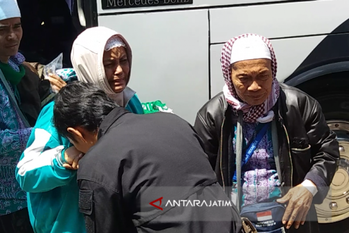 Jamaah Haji Kloter Satu Tiba di Situbondo (Video)