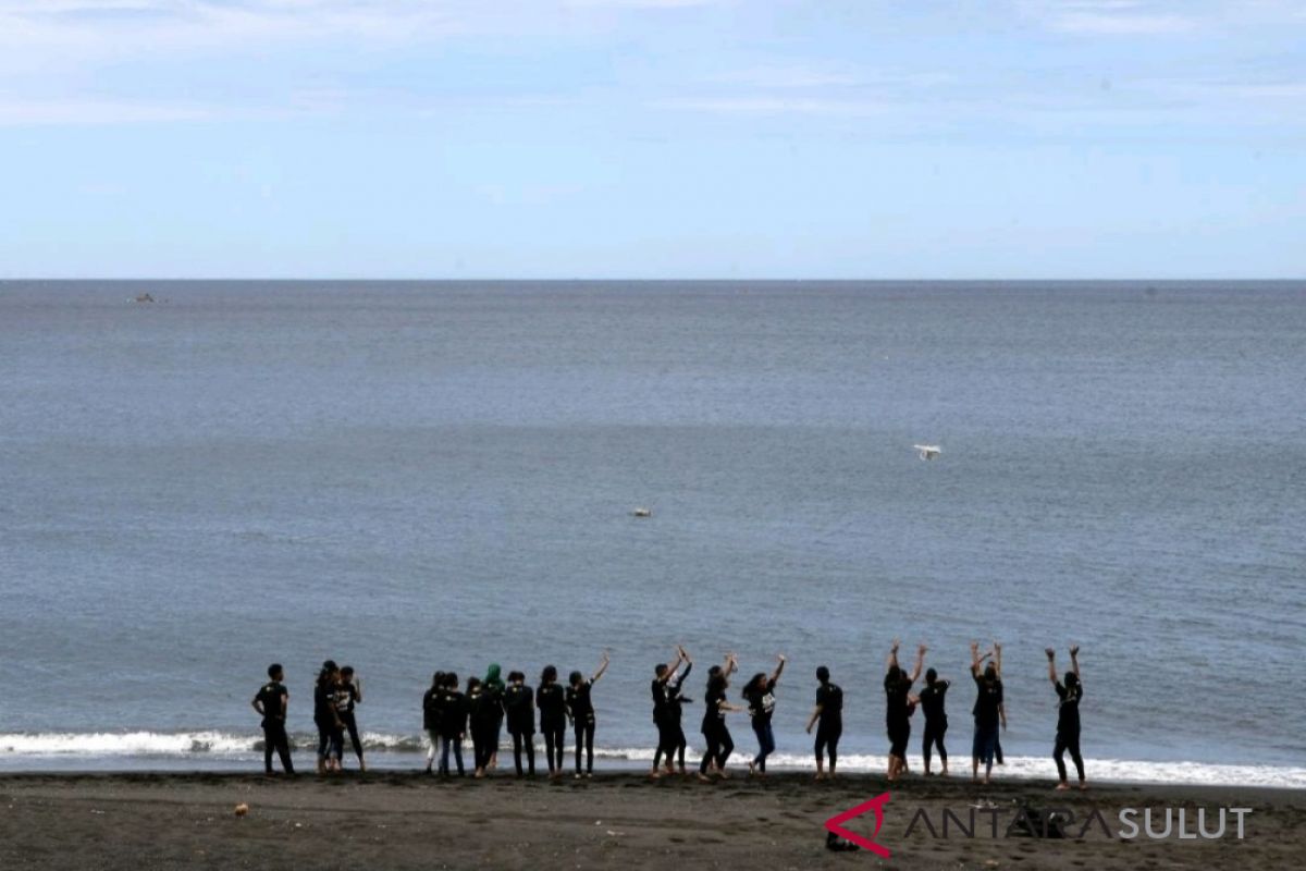 BUMN HADIR - Peserta SMN berwisata ke Pantai Tangkoko