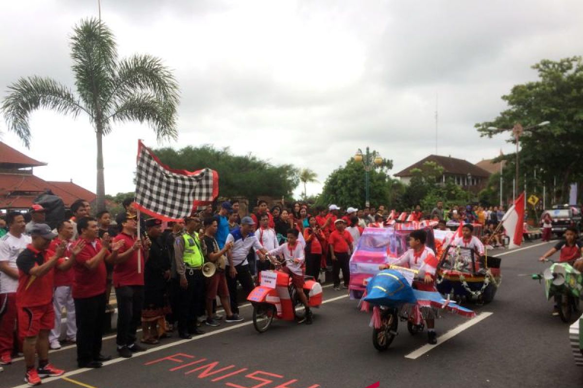 Sekda Kabupaten Klungkung melepas Lomba Sepeda Hias