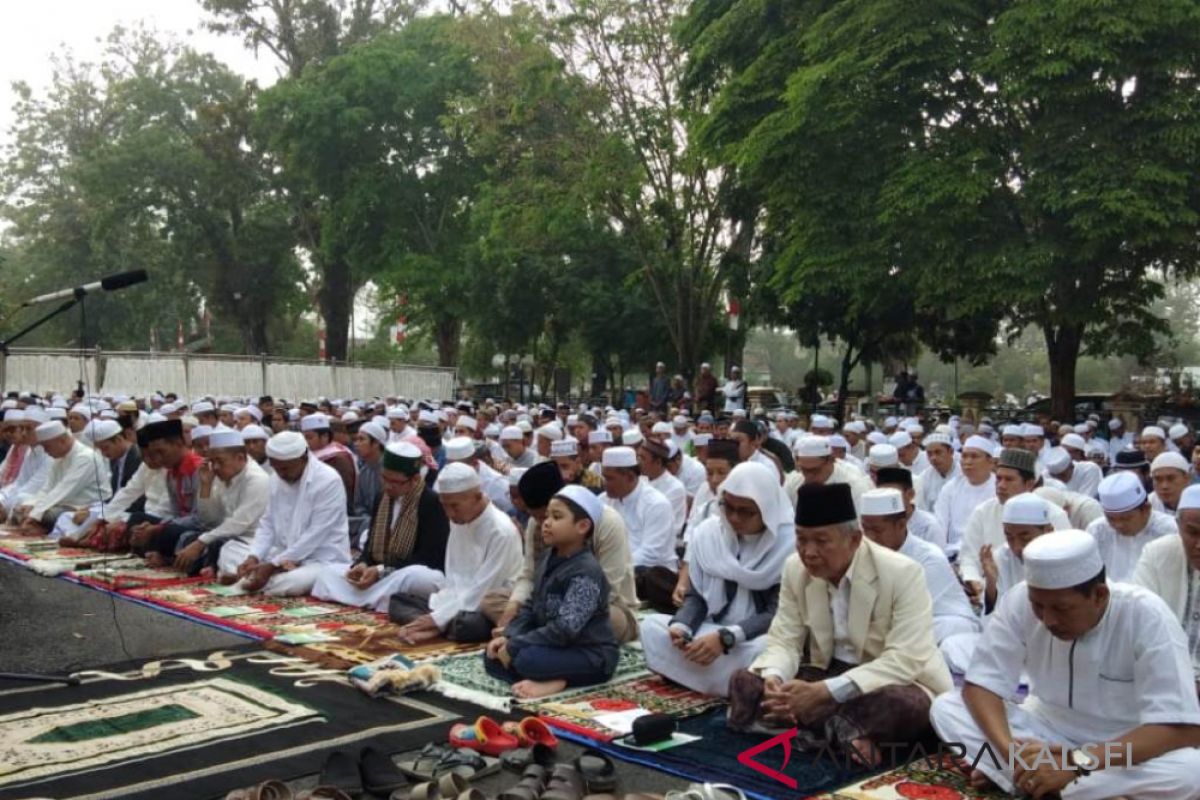 Masyarakat antusias ikuti shalat ied di Halaman Kantor Bupati HST