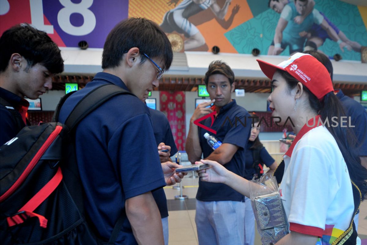 Bandara SMB II bagikan souvenir ke para atlet Asian Games