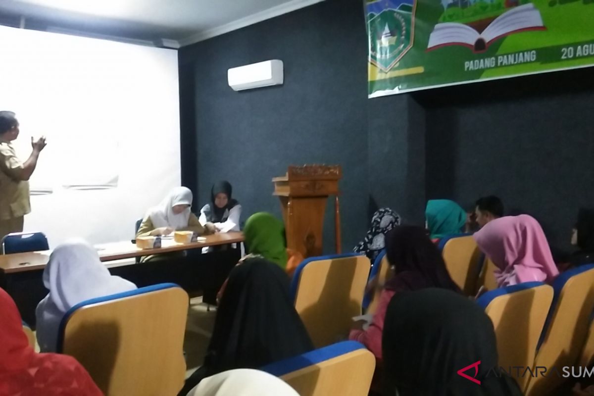 Pembudidaya tanaman hias Padang Panjang diarahkan memasarkannya lewat asosiasi