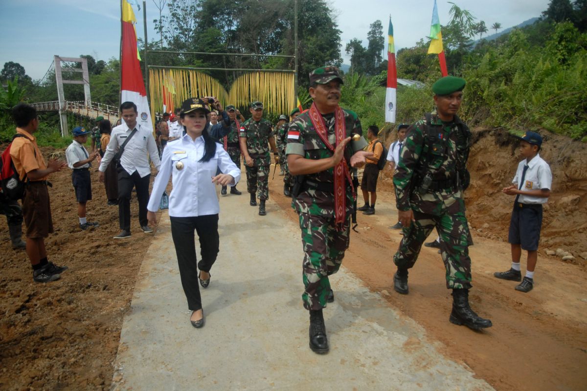 TNI-AD dan Pemkab Landak bersinergi buka isolasi Sempatung