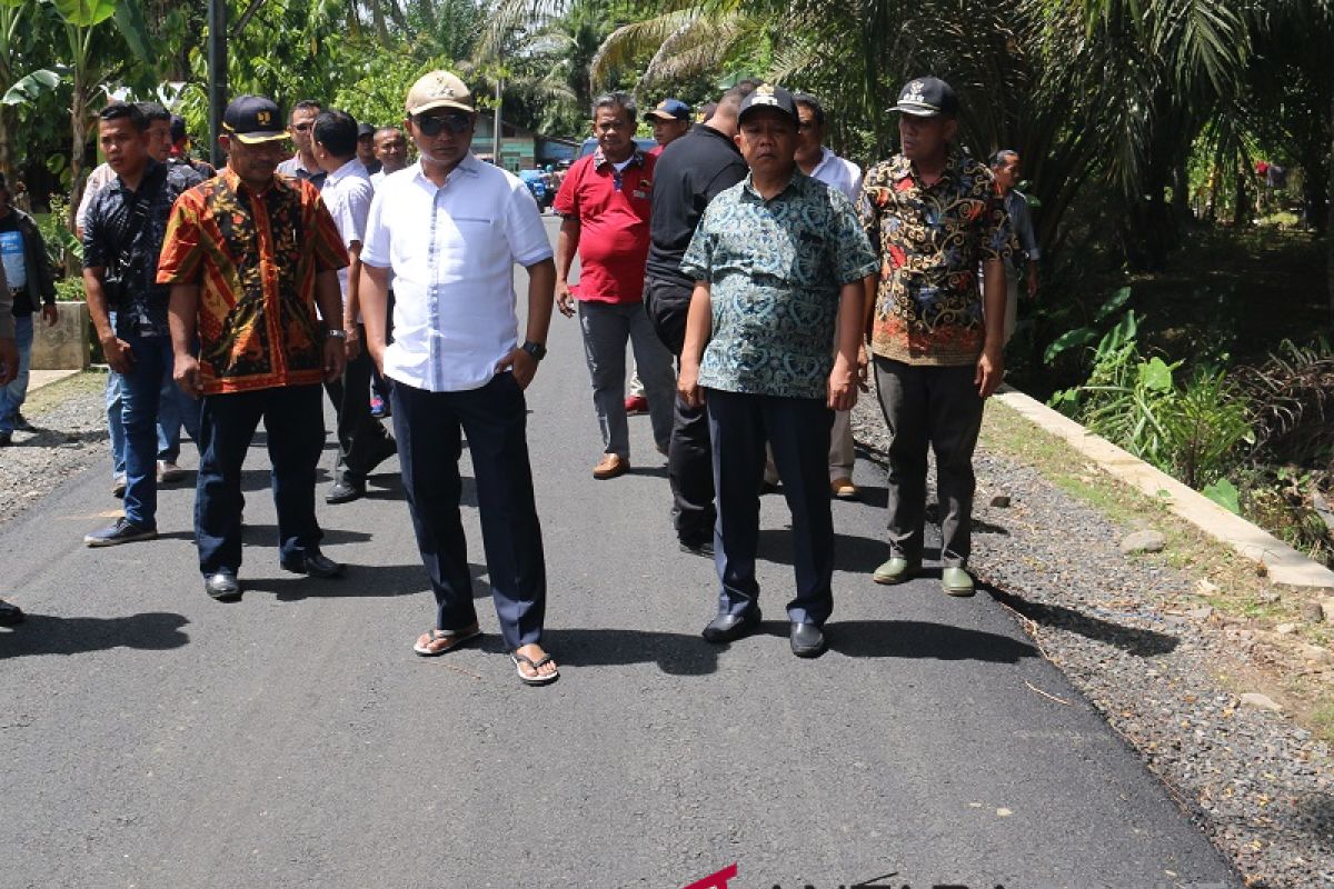 Setahun, Pemkab Tapteng  perbaiki jalan 75 km