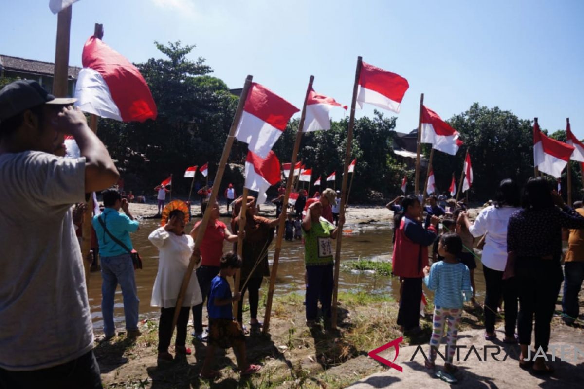 Warga ikuti upacara bendera di Sungai Kalianyar Solo