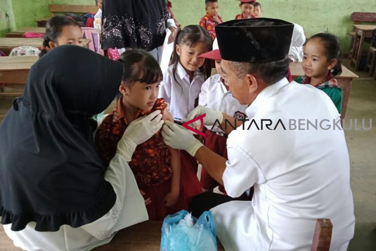 Sebagian warga Mukomuko terima imunisasi MR