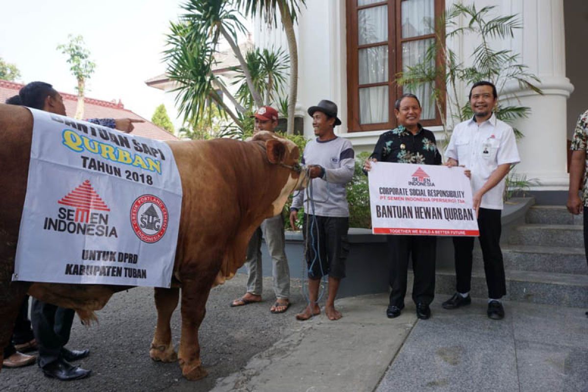 Semen Indonesia Salurkan 167 Hewan kurban