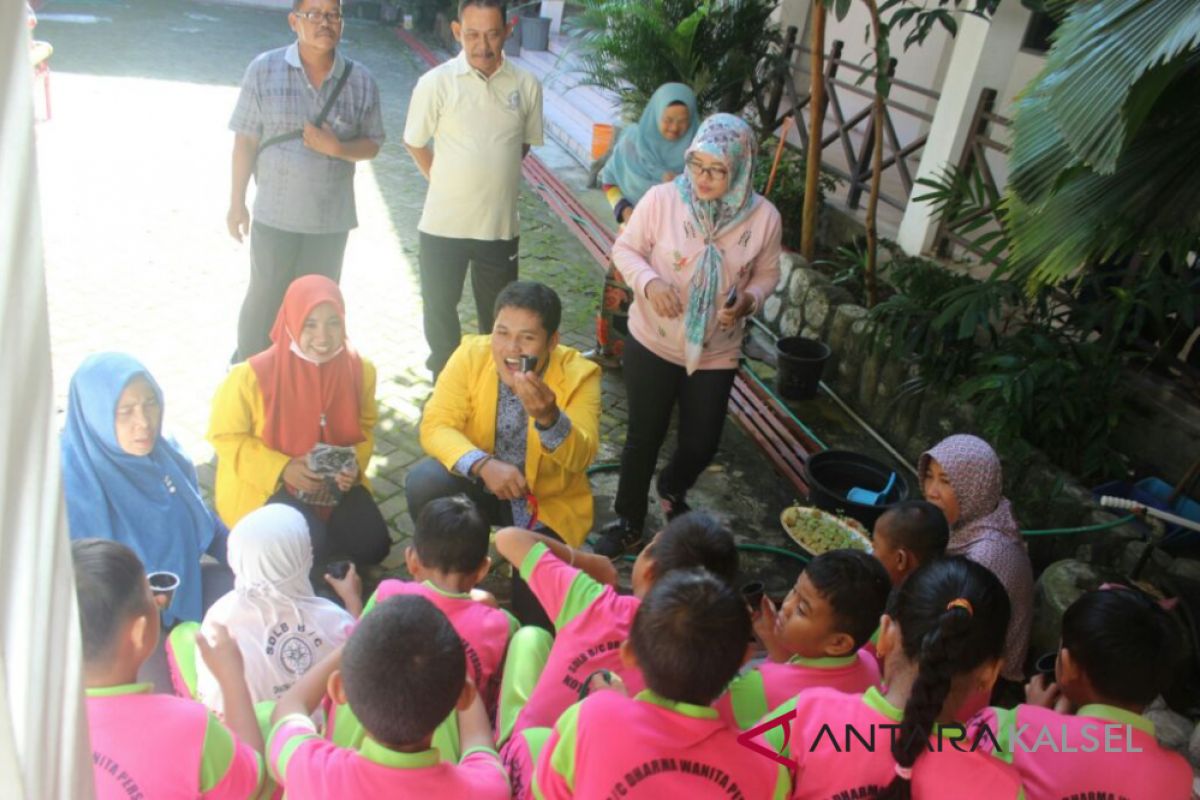 Mahasiswa riset sekaligus perkenalkan pengelolaan lingkungan di SDLB