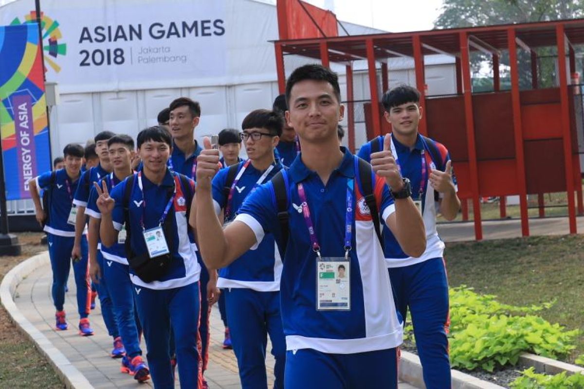 Tiga negara berganti bendera saat upacara pembukaan