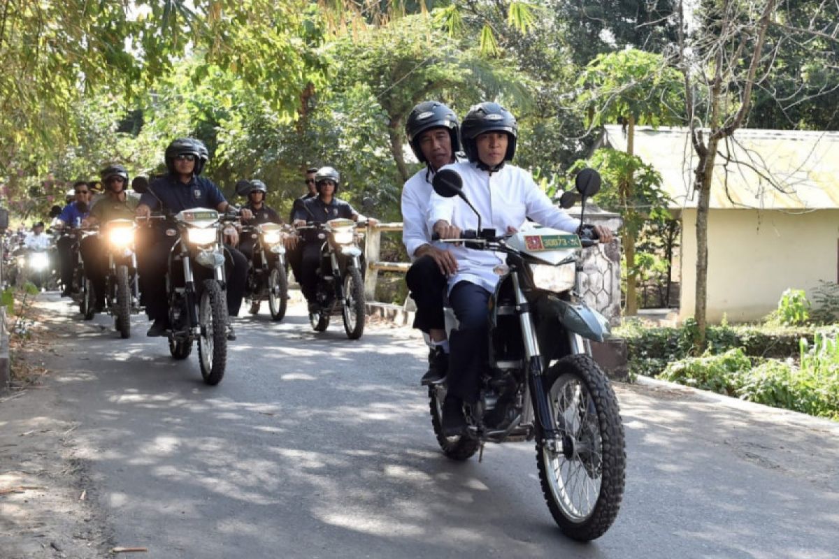Presiden naik motor trail ke tempat pengungsian korban gempa