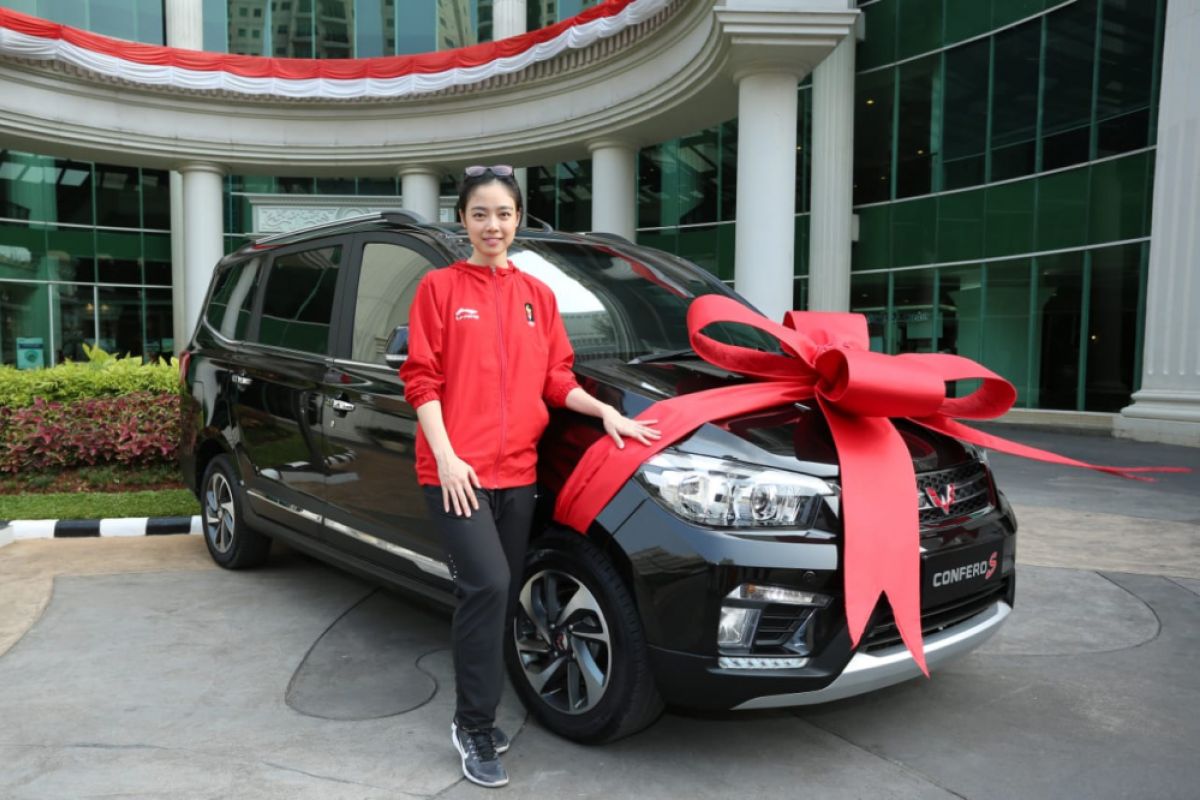 Wuling persembahkan satu unit Confero S kepada Lindswell Kwok