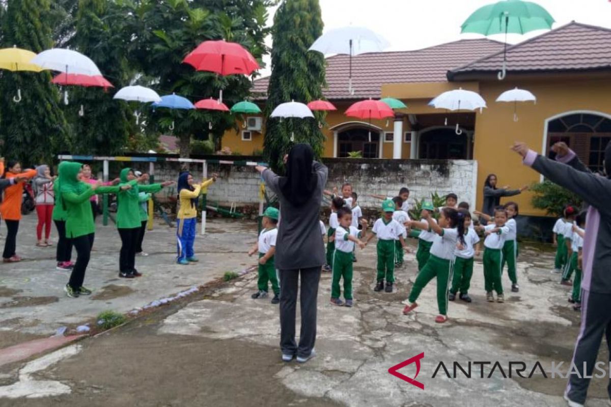 Jalin keakaraban, orang tua siswa TK diajak senam bersama