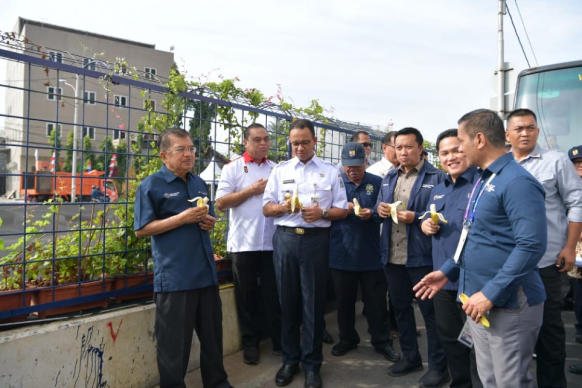 Wapres makan pisang di tepi Kali Item, pastikan bau sudah pergi