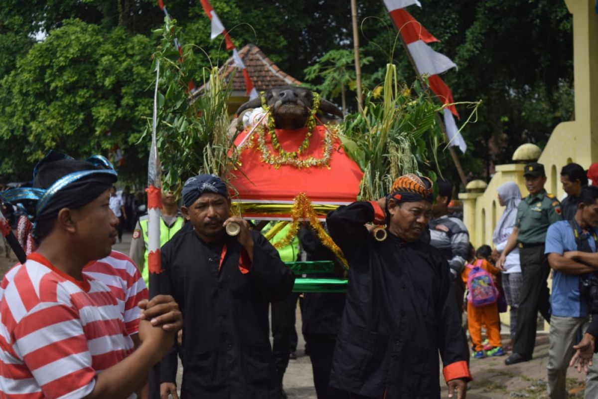 Pimpin Larungan, Emil Ajak Warganya Kenang Jasa Menaksopal