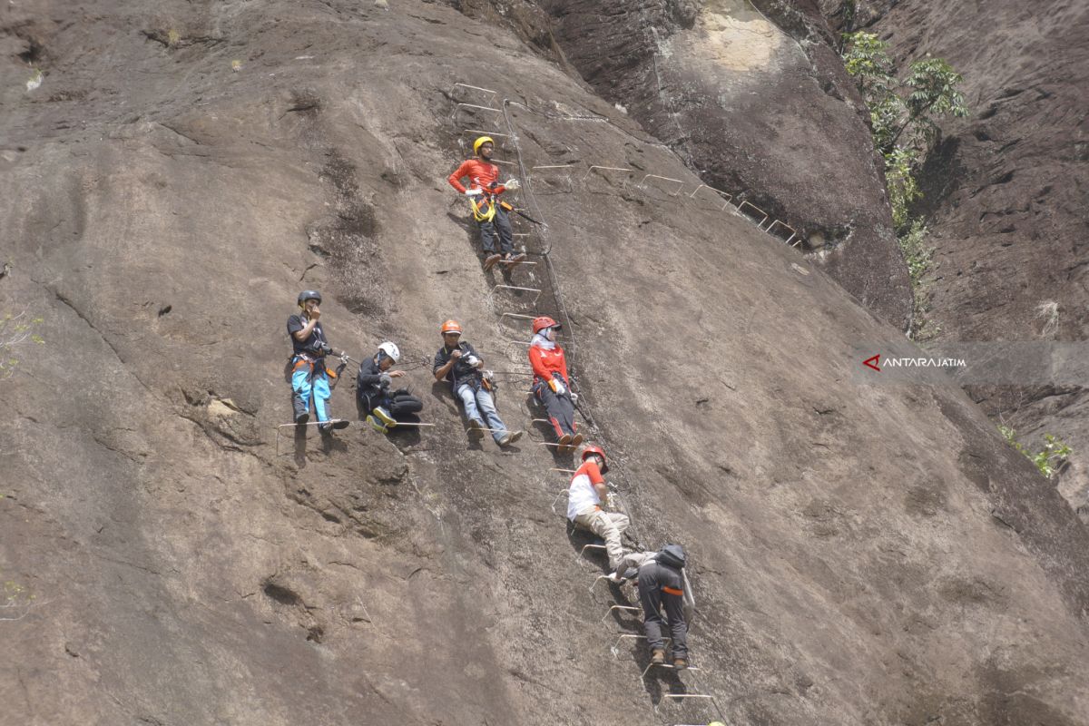 Wabup Trenggalek dan Istri Panjat Tebing Sepikul